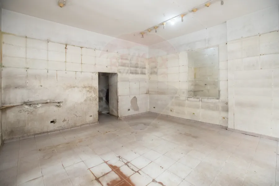 محل للايجار 55 م  لوران ( خطوات من البحر )