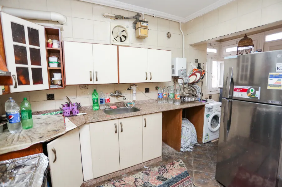 شقة للبيع 225 م ستانلي ( ش عبد العزيز فهمى - خطوات من البحر )