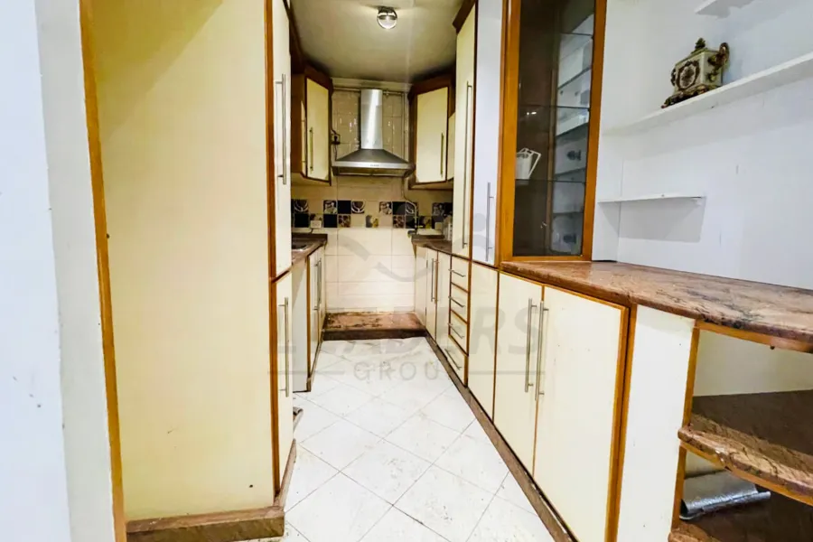 شقة للايجار 210 م سان ستيفانو (علي الترام مباشره)