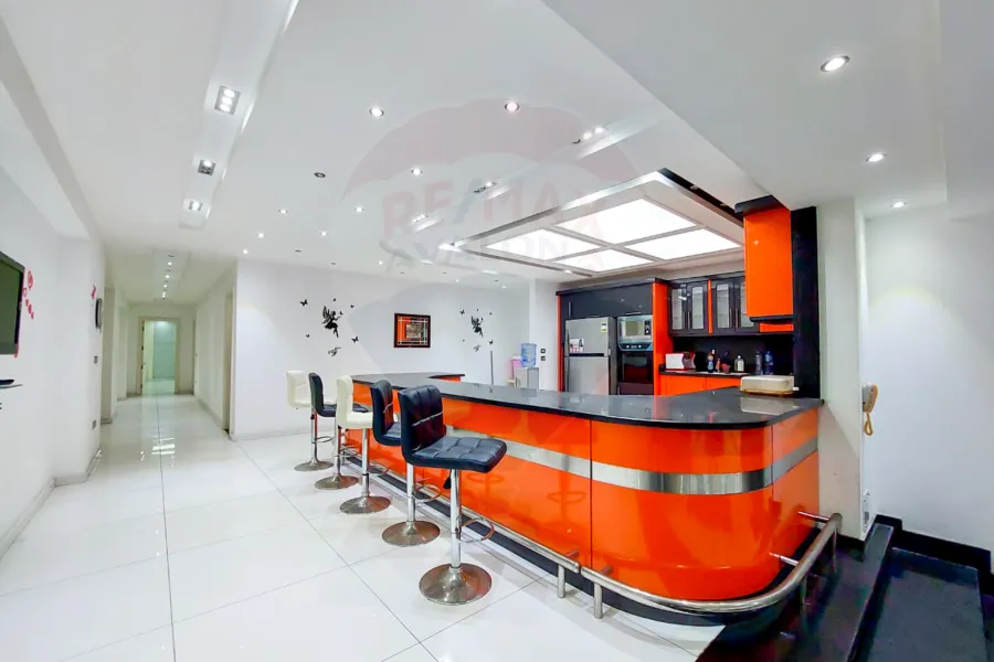 شقة للبيع 400 م سابا باشا (علي البحر مباشرة)