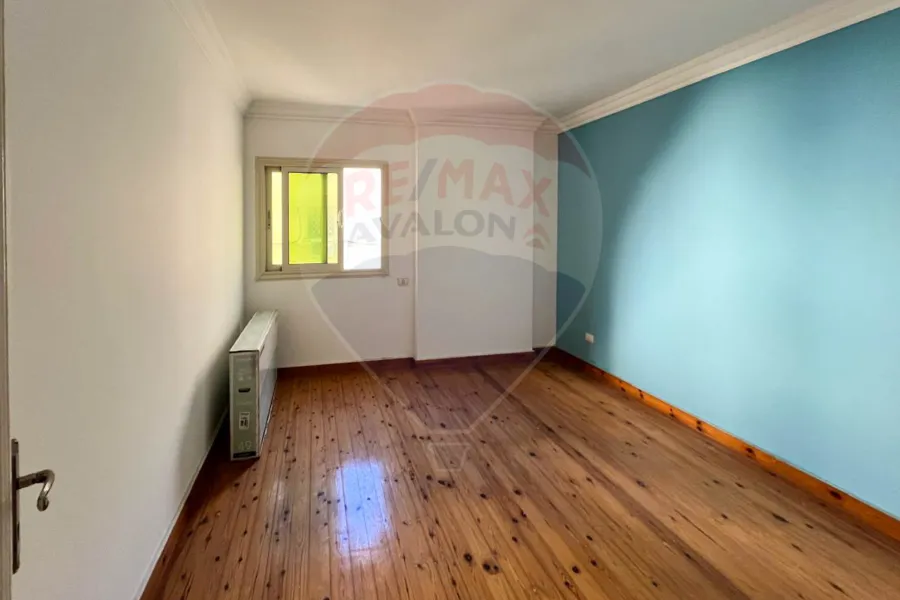 شقة للإيجار 300 م محطة الرمل (علي الترام مباشر)