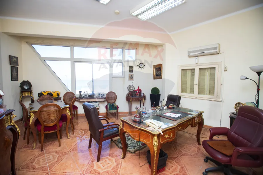 شقة إدارى للإيجار 170 م ميامى (على البحر مباشرة)