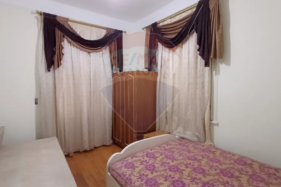 Furnished apartment for rent 130 m Gleem (steps from the sea)