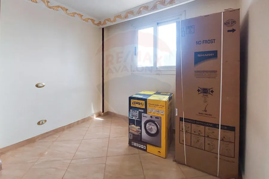 شقة للإيجار 120 م كامب شيزار (خطوات من للبحر)