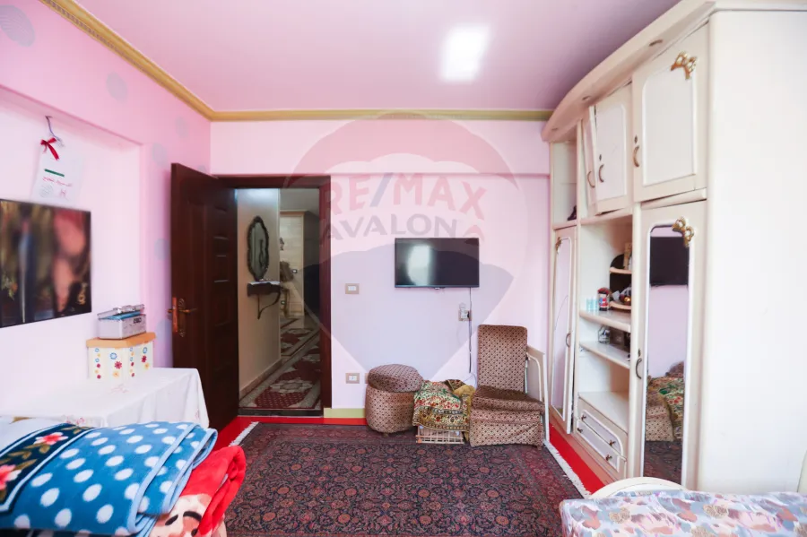 شقة للبيع 170م سموحة  (ش الريادة بجوار كومبوند السرايا)