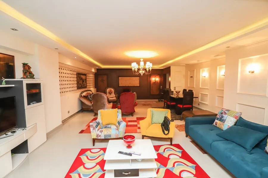 شقة للبيع بالفرش والاجهزة 252م محطة الرمل  (كمباوند الشرطة)