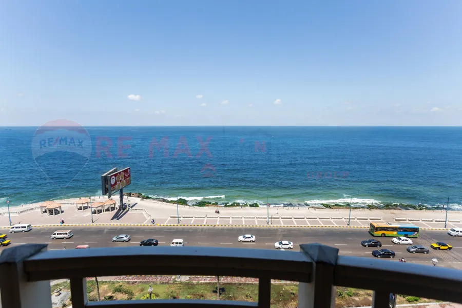 شقة للبيع 225 م كامب شيزار (علي البحر مباشرة)