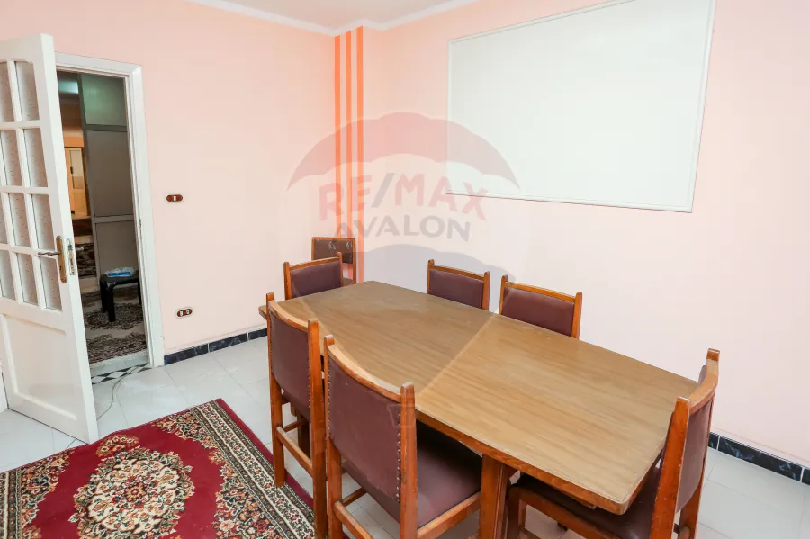 (مقر إدارى للإيجار 120 م كامب شيزار (شارع كلية الهندسة