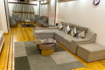 شقة للايجار 220 م سبورتينج (ش طيبة)