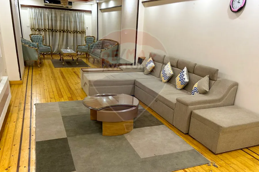 شقة للايجار 220 م سبورتينج (ش طيبة)