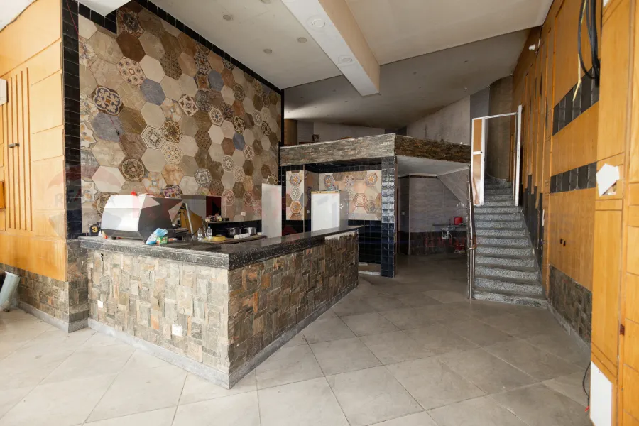 محل للبيع 333 م + 250 م بدروم المعمورة الشاطئ ( بالقرب من البحر - برج براند )