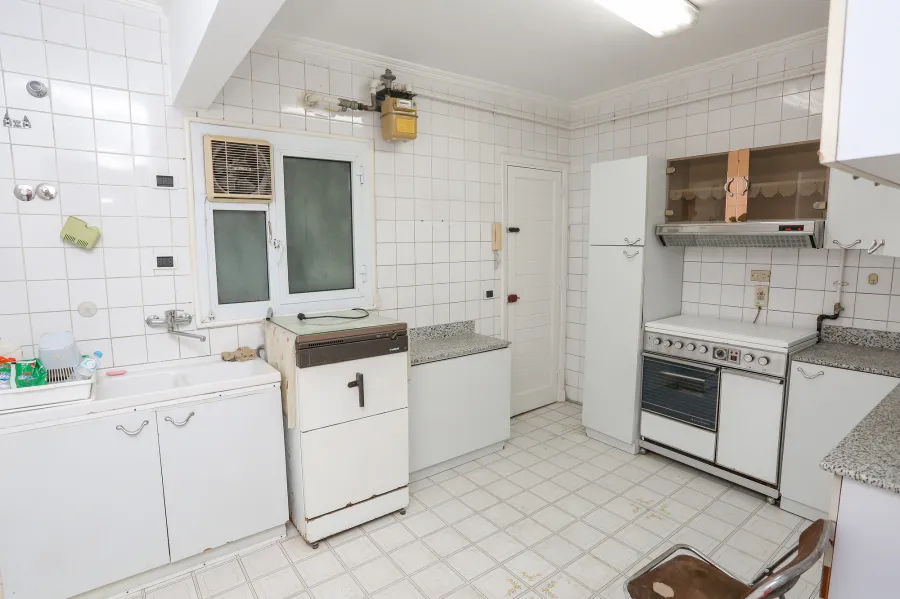 شقة للبيع 185م لوران (عمارة سيف - بجوار قصر منصور-  خطوات من البحر)