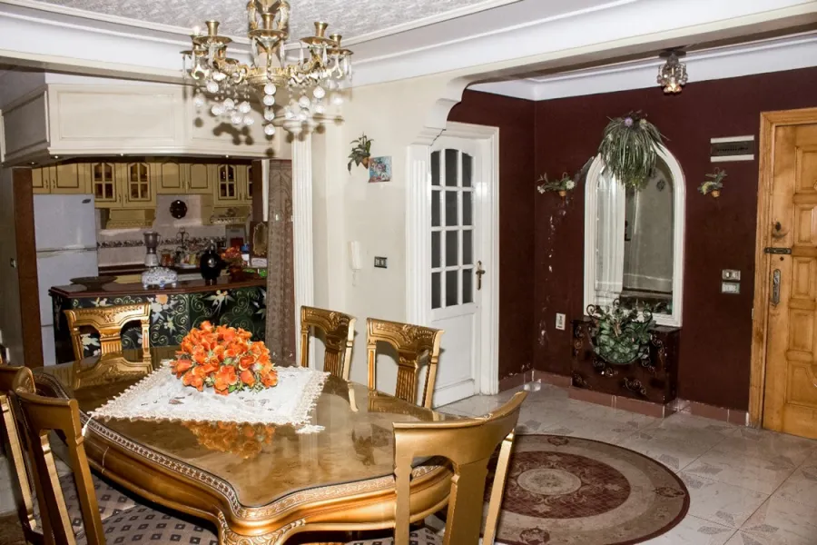 شقة للبيع 180م محرم بك (ش زين العابدين)