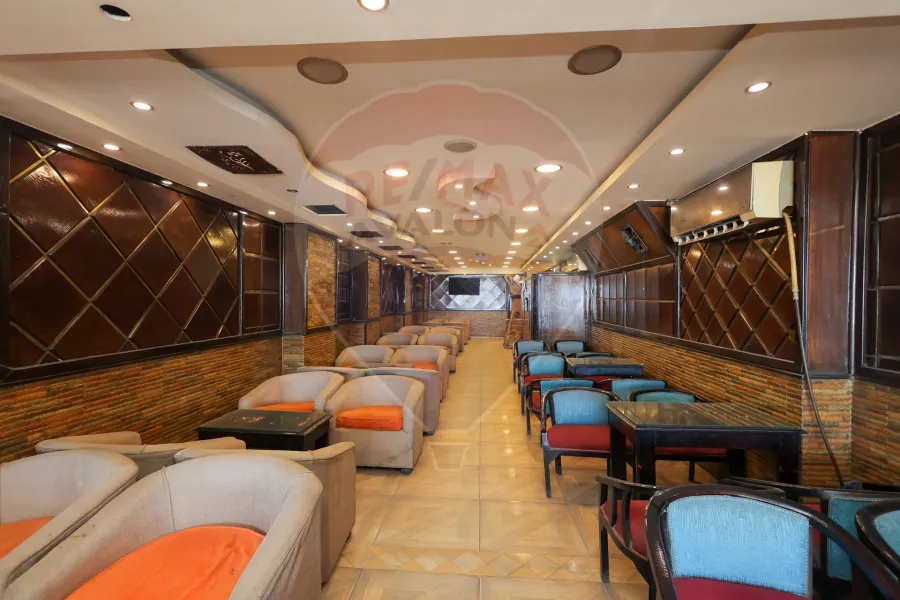 محل + ميزان للإيجار 250 م ميامي (علي البحر مباشرة)