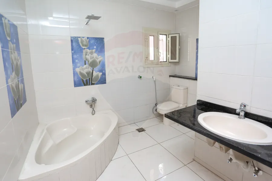 شقة للبيع 140 م + روف خاص  لوران (ش الإقبال)