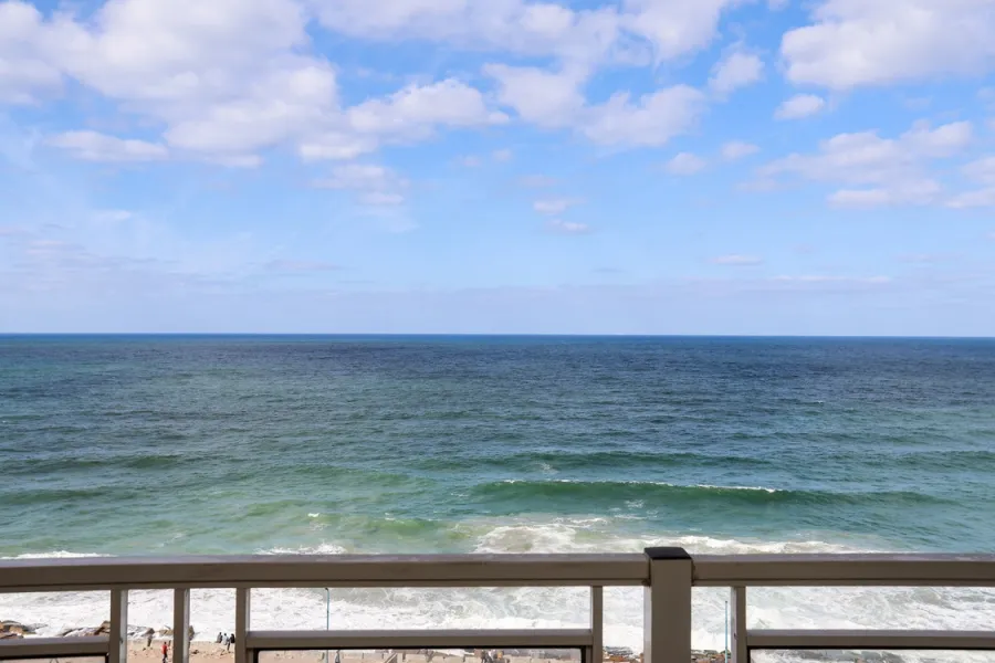 شقة للايجار مفروش 220م كامب شيزار (على البحر مباشرة)