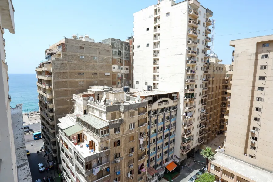 شقة للبيع 140 م لوران (ش شعراوى - خطوات من البحر)