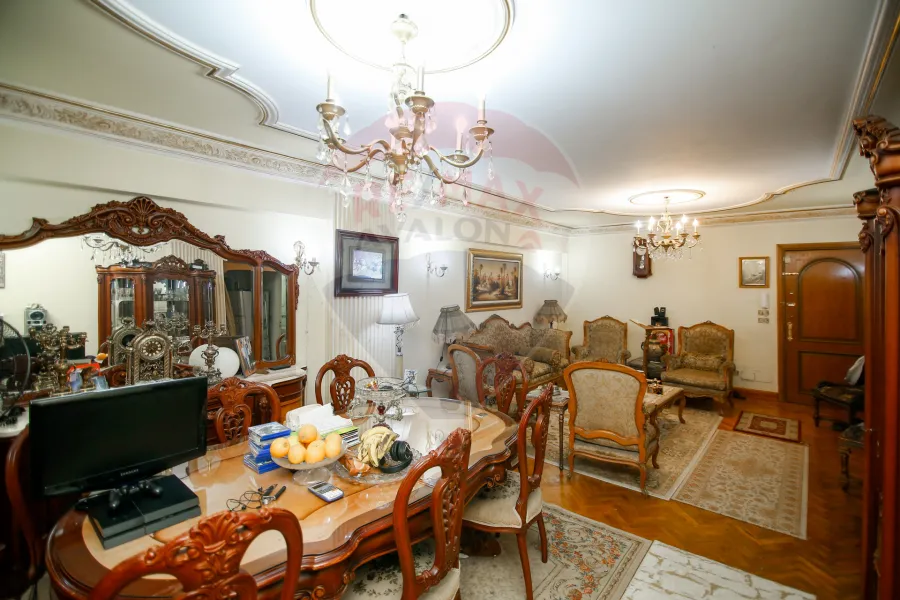 شقة للبيع 165 م كامب شيزار (ش بورسعيد الرئيسي - عمارة براند)