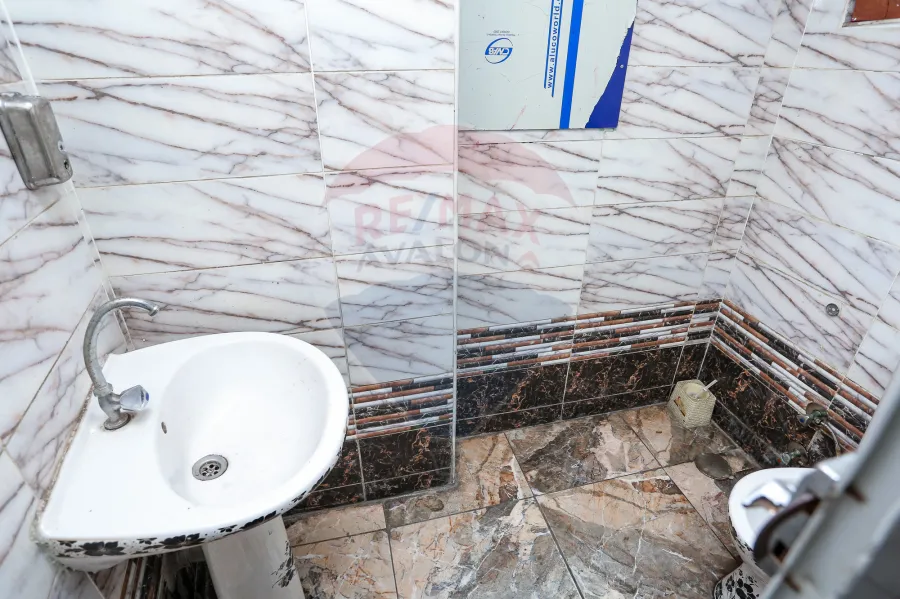 Shop for sale 300 m Sidi Beshr (Directly on taram station)