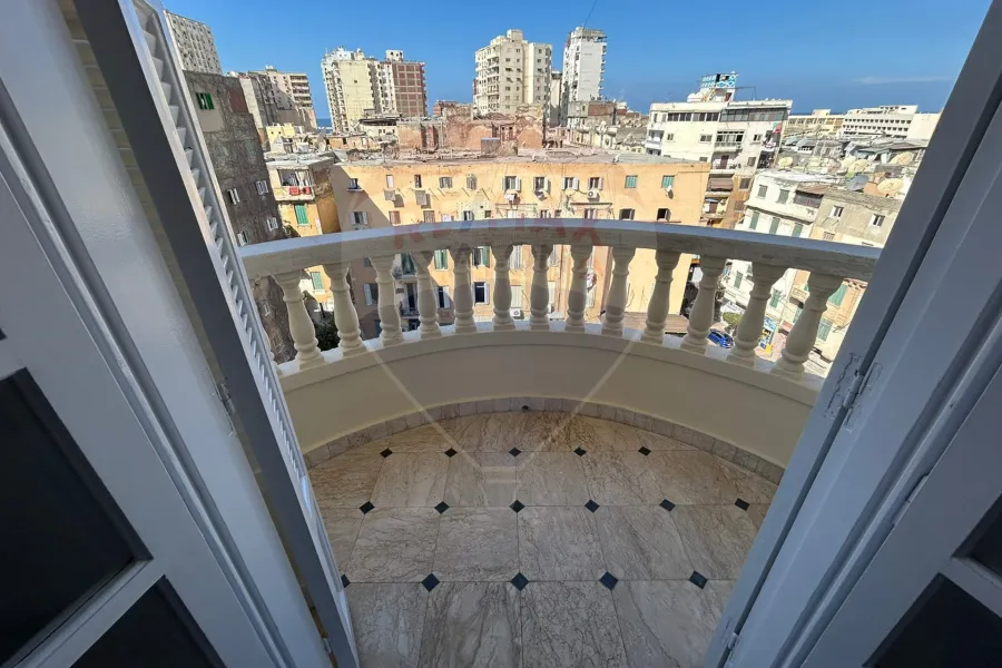 شقة للبيع 175 م الازاريطه (بجوار مستشفى الاندلسيه)