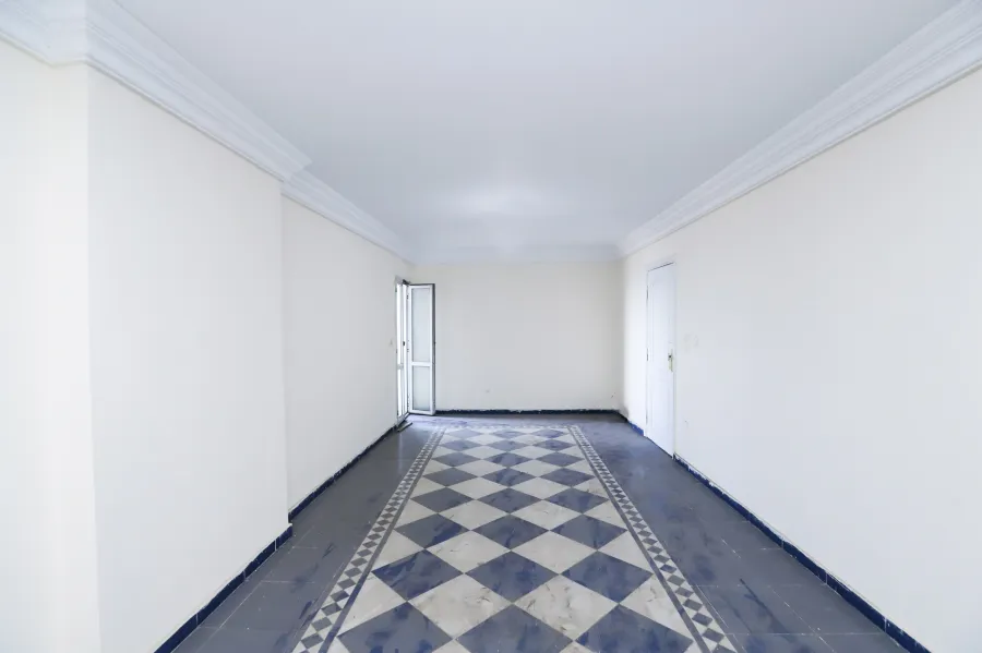 شقة للبيع 130 م ميامي ( علي البحر مباشرة - خطوات من ش 45)