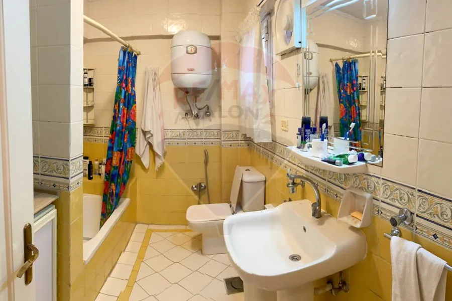 شقة للإيجار 250 م جناكليس (ش أبوقير مباشرةً)