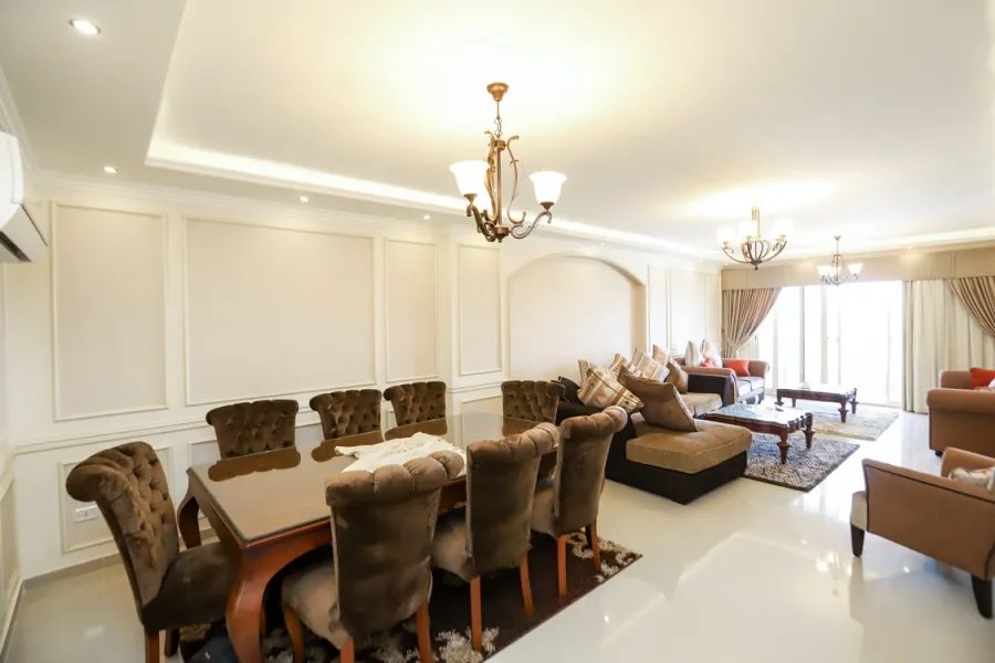 شقة للايجار مفروش 220م كامب شيزار (على البحر مباشرة)