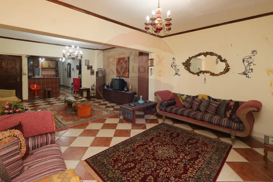 شقة للبيع 130 م جليم ( خطوات من البحر)