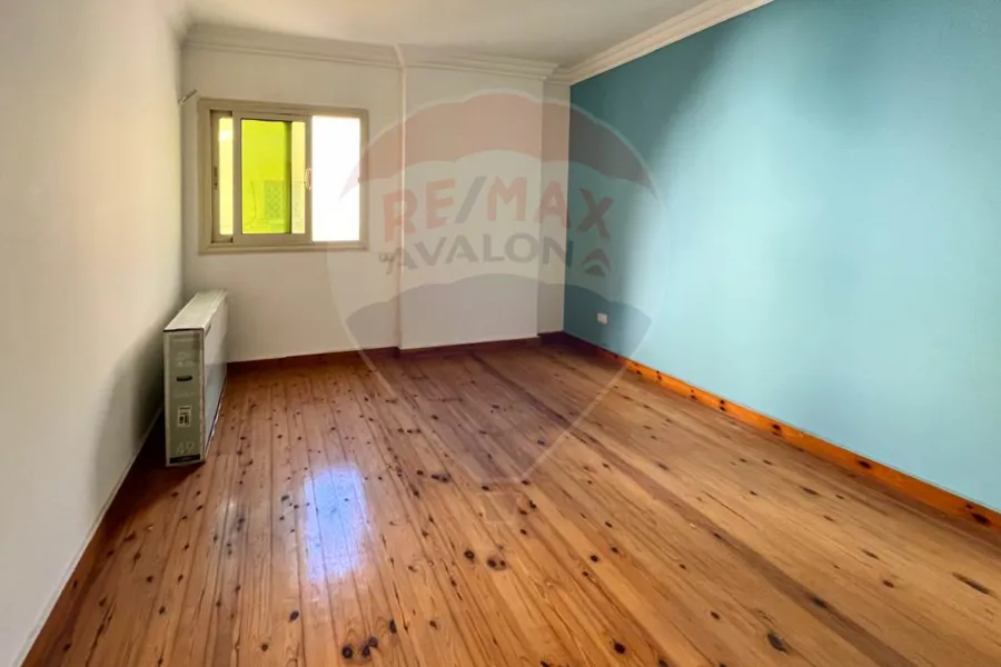 شقة للإيجار 300 م محطة الرمل (علي الترام مباشر)