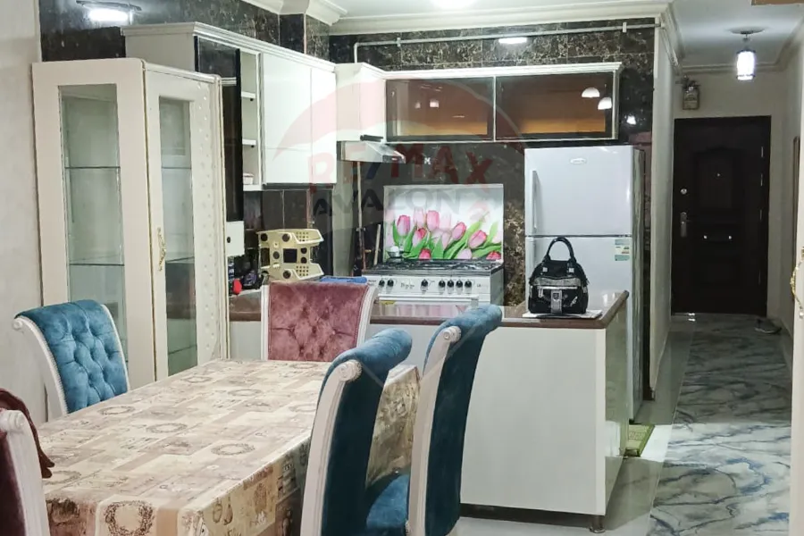 شقه للبيع 100م سيدي بشر السرايا ( خطوات من البحر)