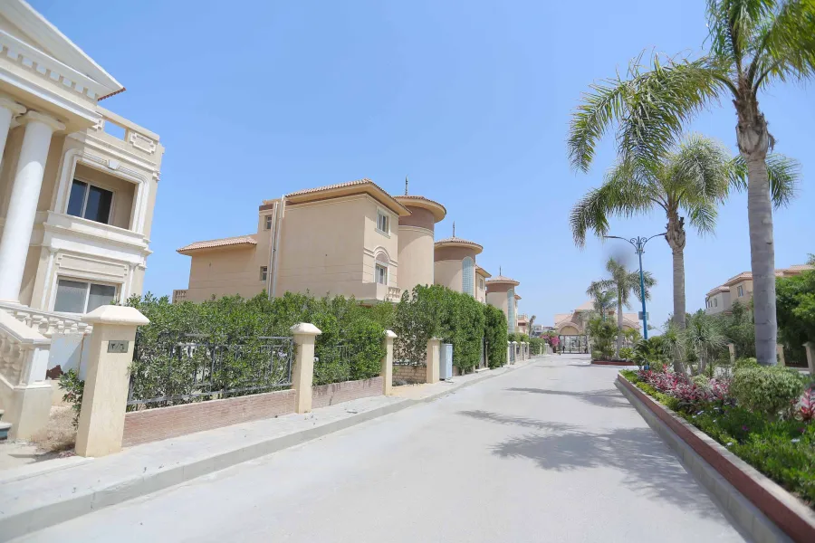 Stand Alone Villa 1090m for Sale Al Orouba Compound (King Marriott)