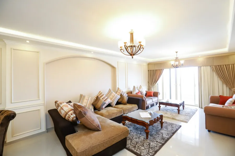 شقة للايجار مفروش 220م كامب شيزار (على البحر مباشرة)