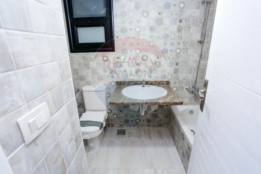 شقة للبيع 174 م سموحة (ابراج إيست تاور- ش مدرسة الريادة)