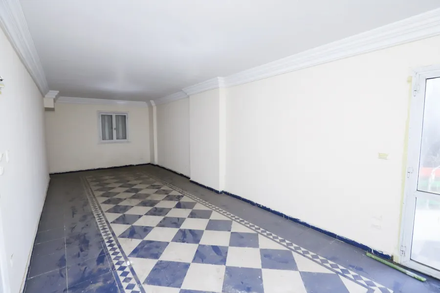 شقة للبيع 130 م ميامي ( علي البحر مباشرة - خطوات من ش 45)