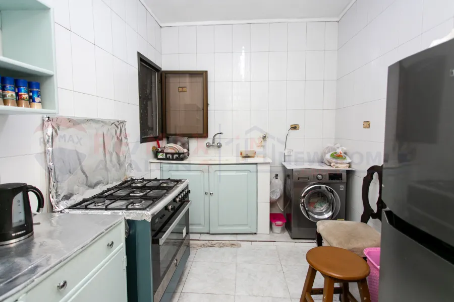 شقة للبيع 170 م رشدي (ش سوريا الرئيسى - خطوات من البحر)