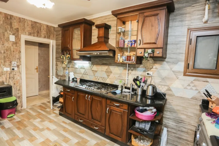 شقة للبيع 252م زيزنيا(ش أبو قير الرءيسي)