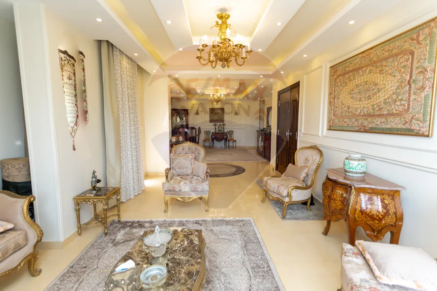 شقة للبيع 245 م كليوباترا (ش علم الدين)