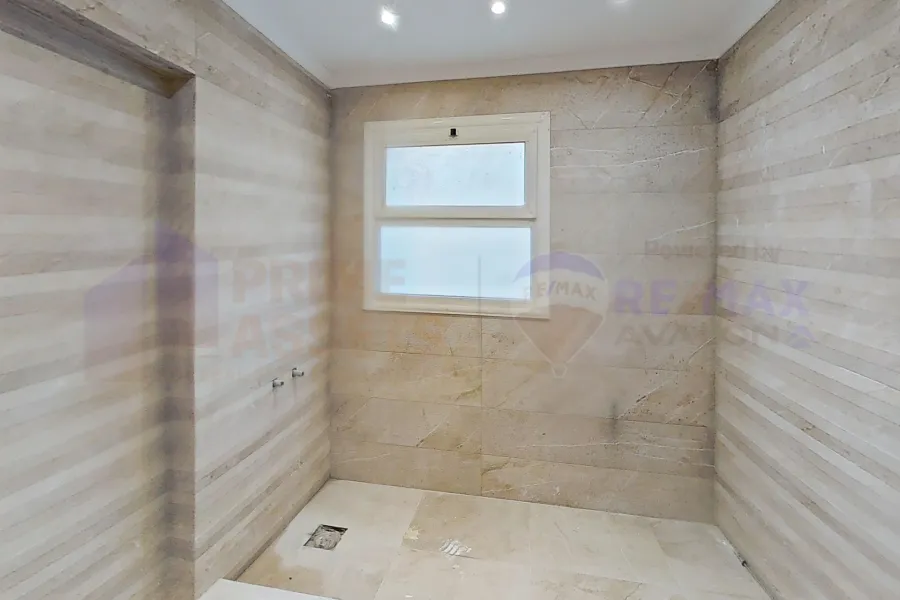 فيلا ستاند الون للبيع 807 م كينج مريوط (اليكس ويست - منطقة انطونيادس)