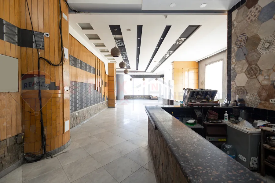 محل للبيع 333 م + 250 م بدروم المعمورة الشاطئ ( بالقرب من البحر - برج براند )