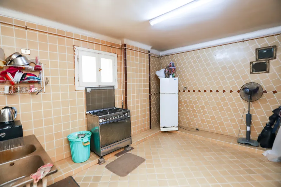 حضانة للبيع 400 م لوران ( ش أبو قير مباشرة - خطوات من ش شعراوى )