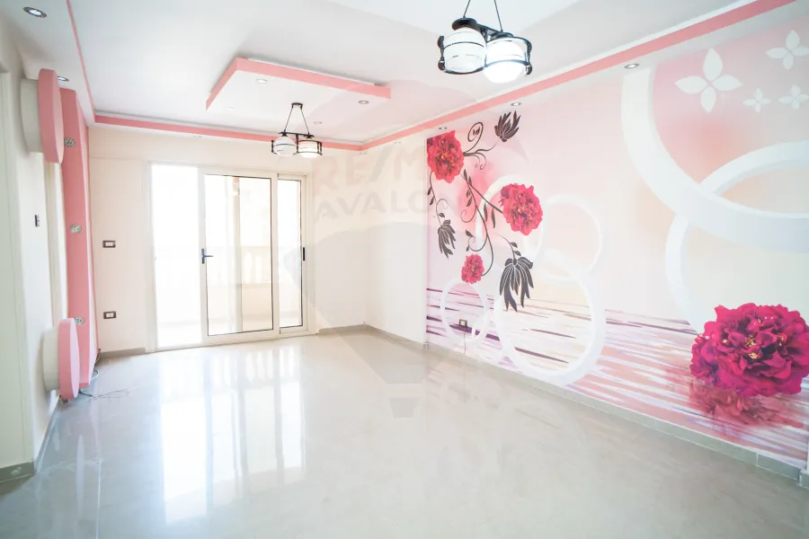 شقة للبيع 140 م لوران  (خطوات من البحر)