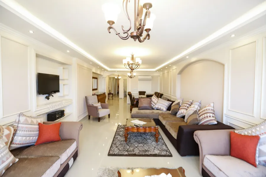 شقة للايجار مفروش 220م كامب شيزار (على البحر مباشرة)