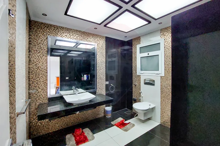 شقة للبيع 400 م سابا باشا (علي البحر مباشرة)