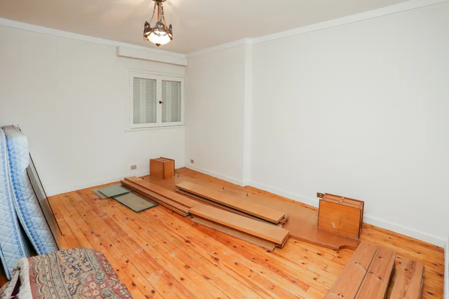 شقة للبيع 185م لوران (عمارة سيف - بجوار قصر منصور-  خطوات من البحر)