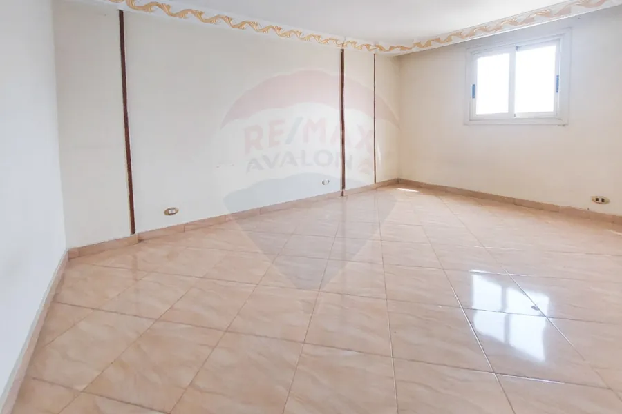 شقة للإيجار 120 م كامب شيزار (خطوات من للبحر)