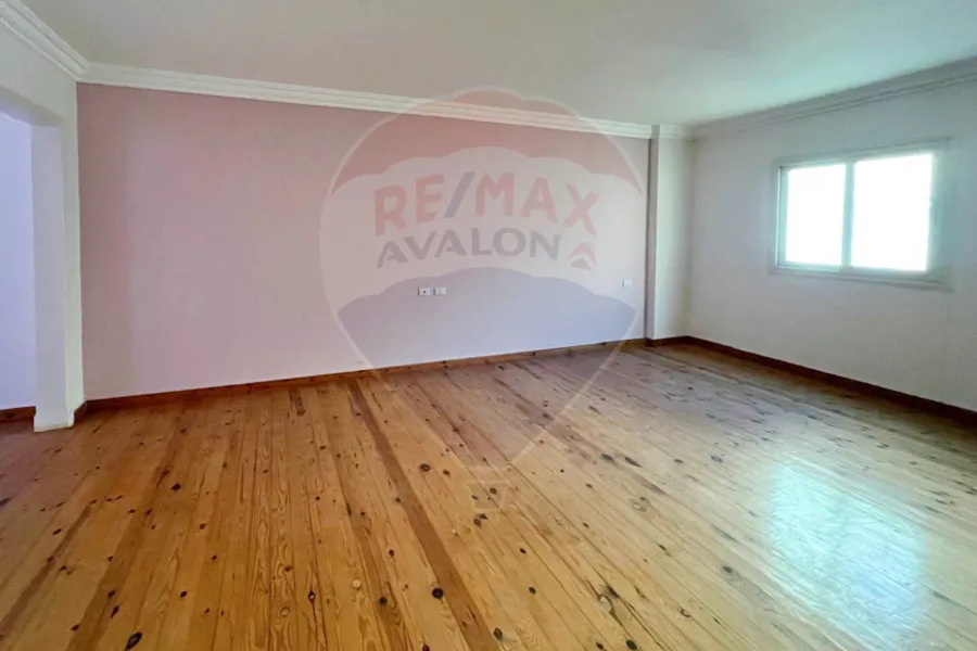 شقة للإيجار 300 م محطة الرمل (علي الترام مباشر)