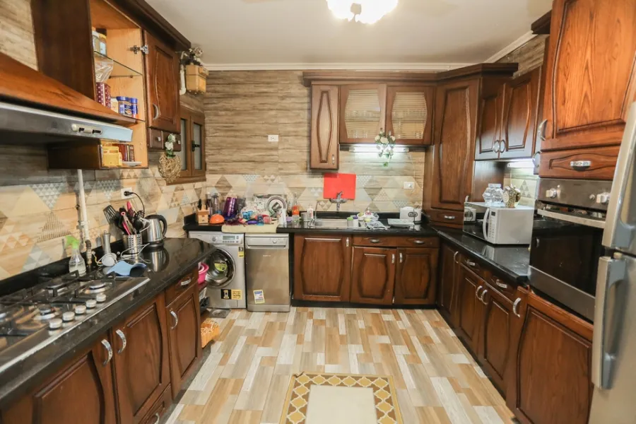 شقة للبيع 252م زيزنيا(ش أبو قير الرءيسي)