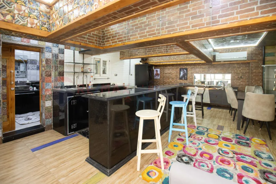 شقة للبيع 120 م لوران ( علي البحر مباشرة )