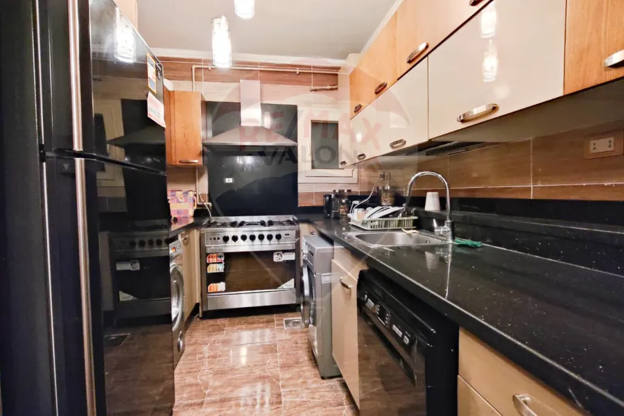 شقة للايجار المفروش 210 م لوران (تاني نمرة من البحر)