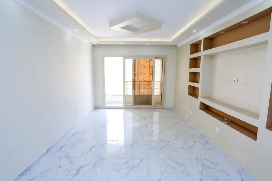 شقة للبيع 140 م لوران (ش شعراوى - خطوات من البحر)